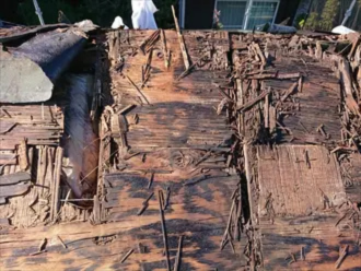 傷んでいる野地板